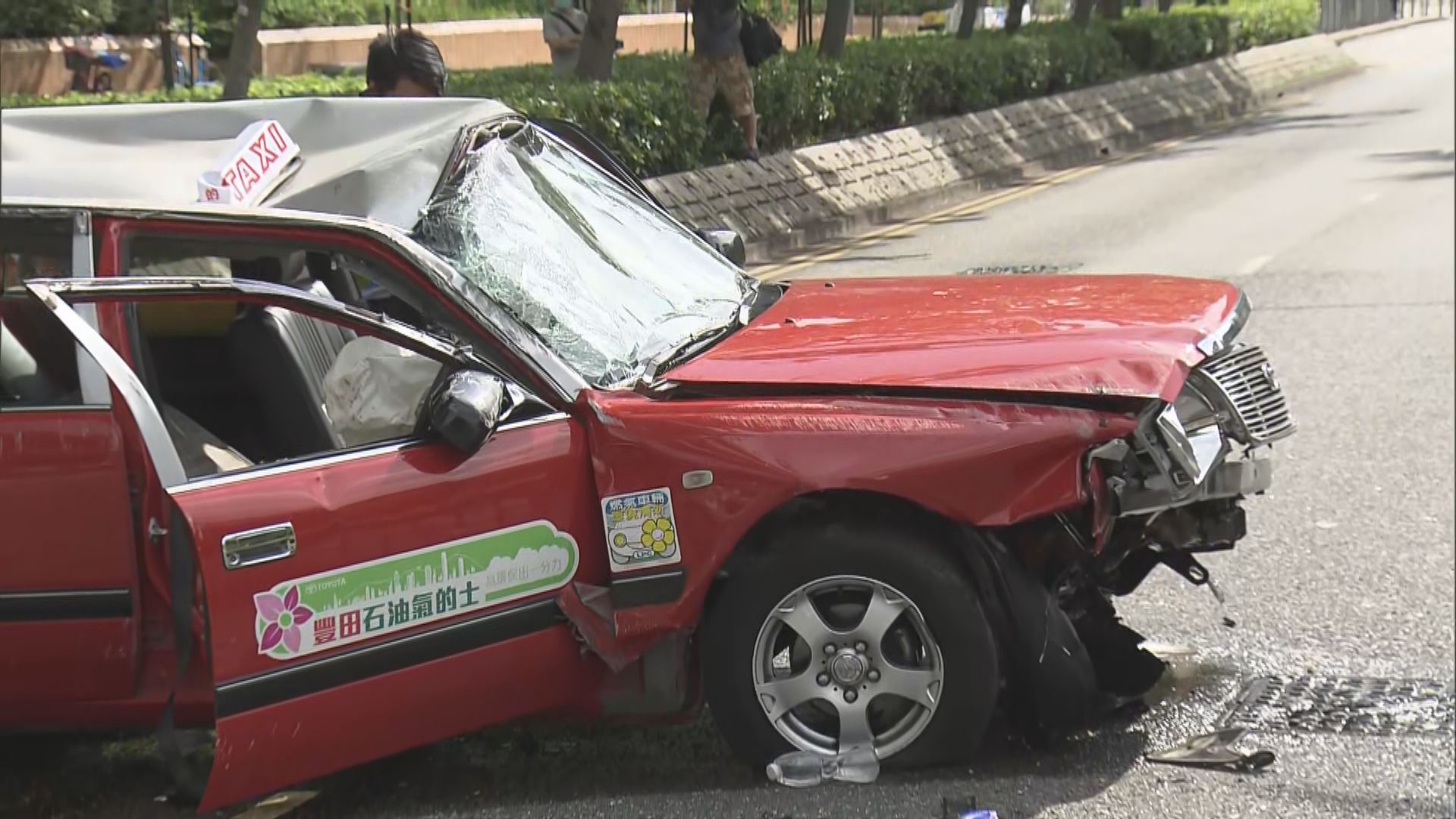 將軍澳的士失控剷上花糟　司機昏迷送院