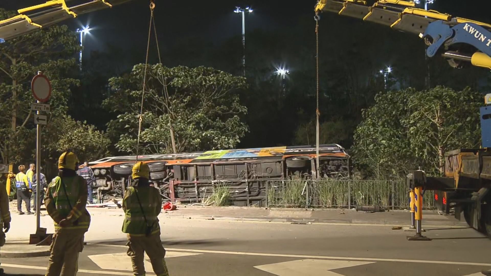 將軍澳日出康城巴士翻側多人受傷　司機涉危險駕駛被捕