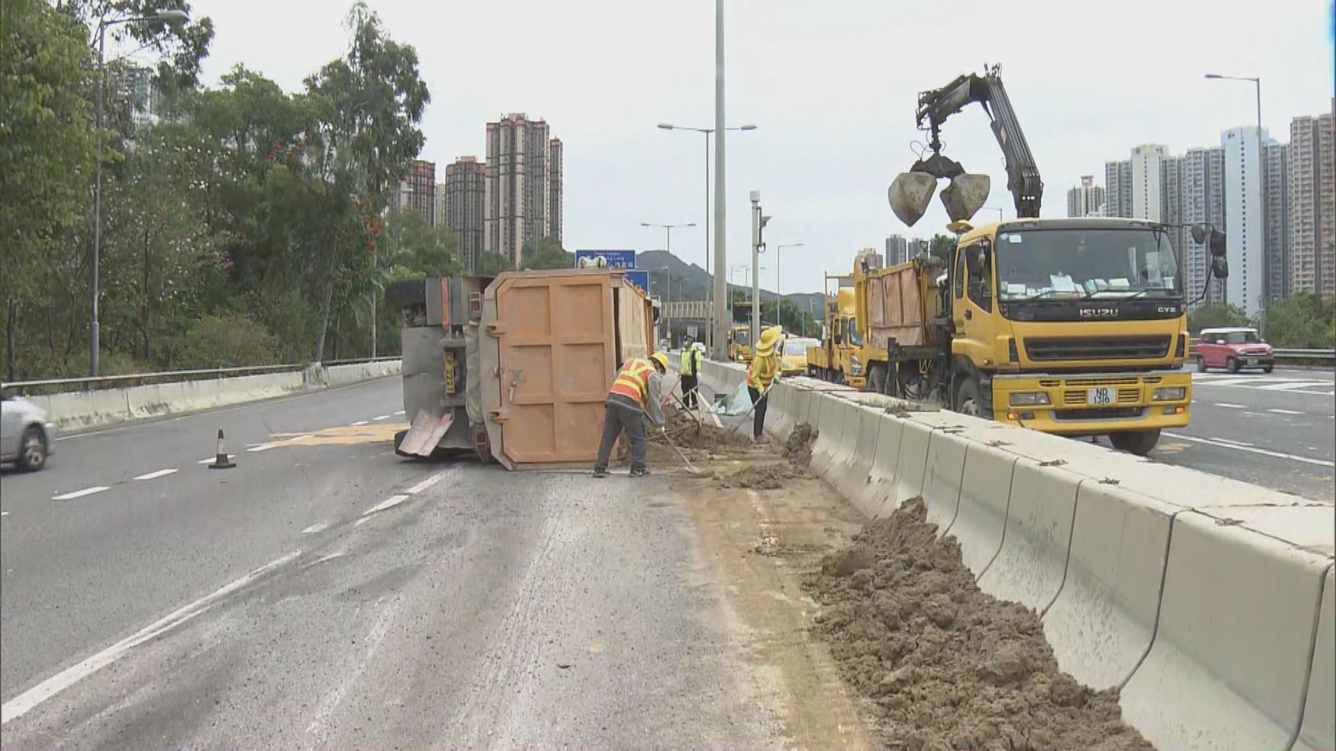 將軍澳泥頭車失控翻側致交通擠塞