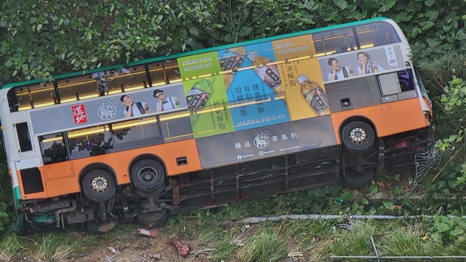 將軍澳康城路有巴士翻側　初步31人傷