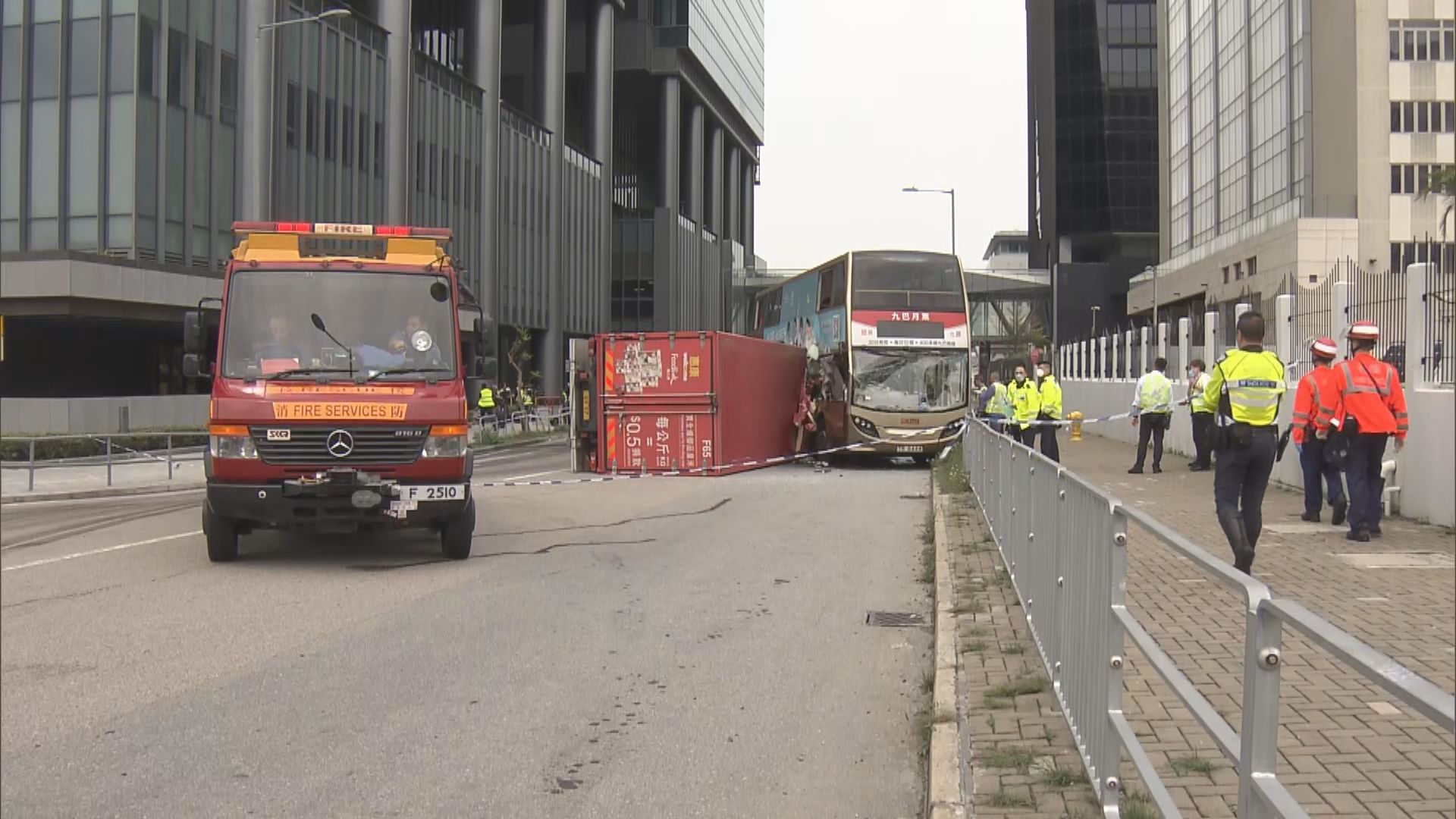將軍澳工業邨有貨車翻側與巴士相撞　七人受傷