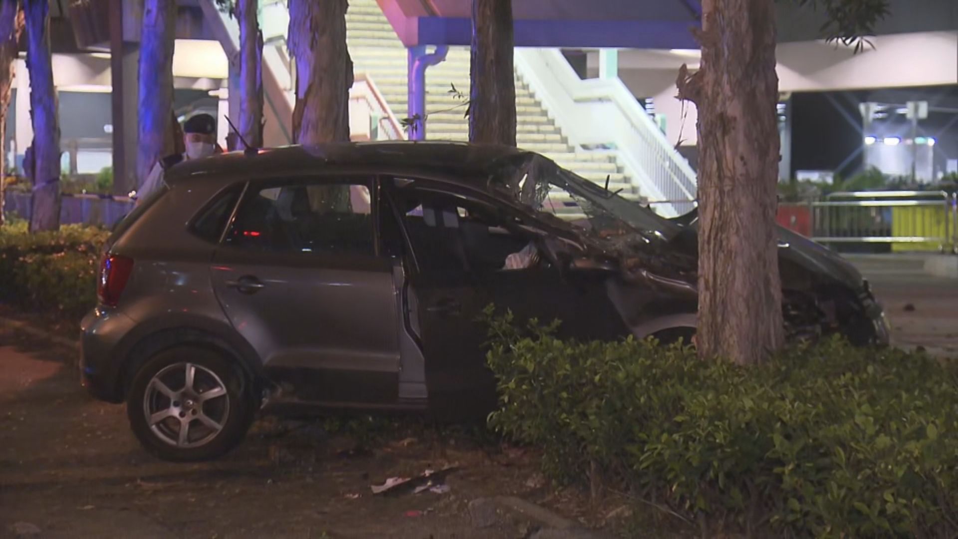 將軍澳私家車避警追截後失事 私家車司機及一名警員受傷