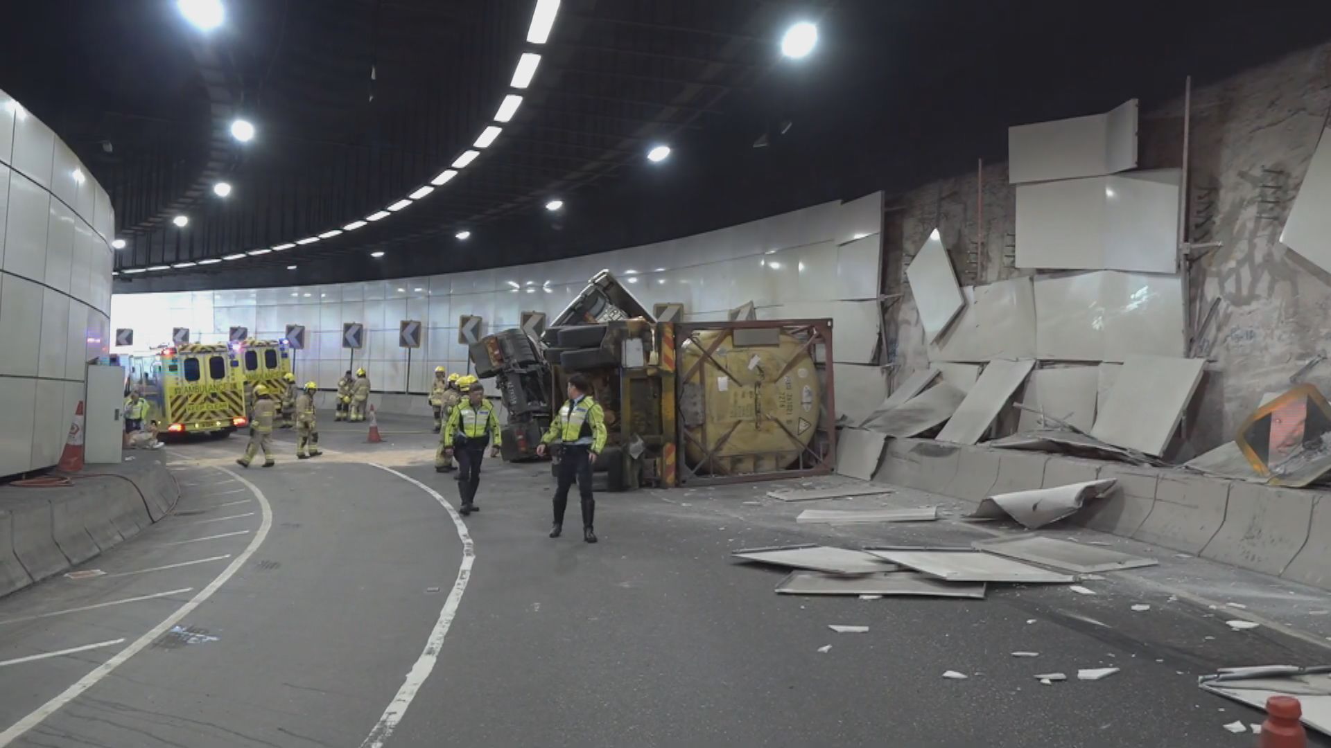 將藍隧道生物柴油車撞壆翻側　司機受傷送院