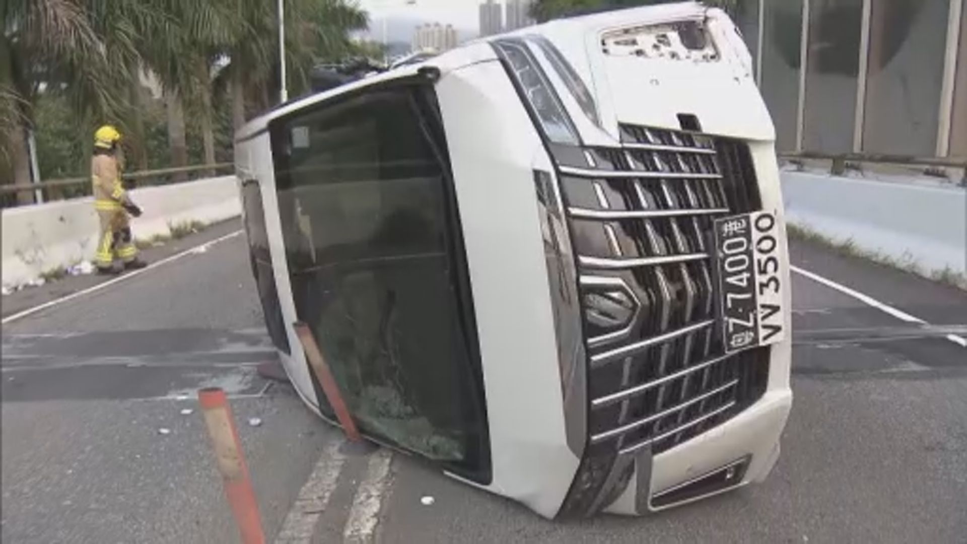 將軍澳私家車撞壆翻側釀一傷