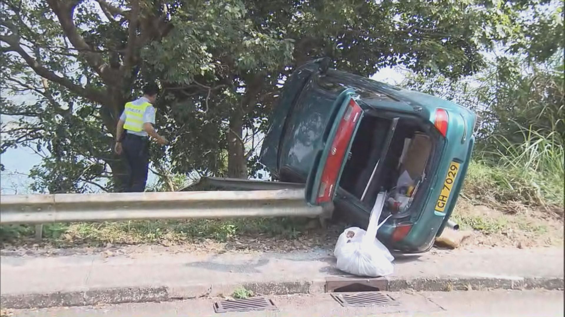 清水灣私家車失事翻側　司機受傷