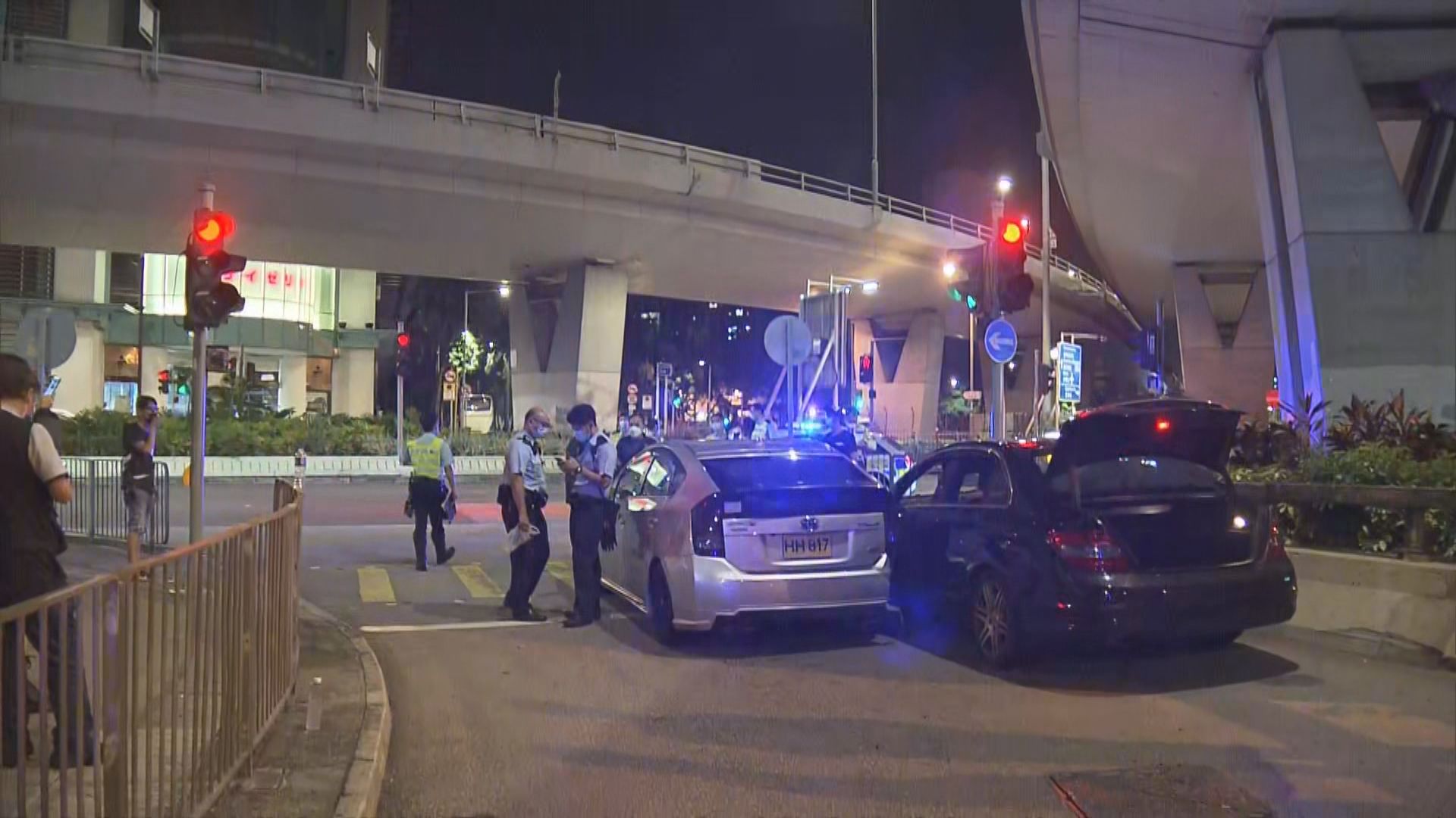 私家車大角咀衝路障失事　司機逃去