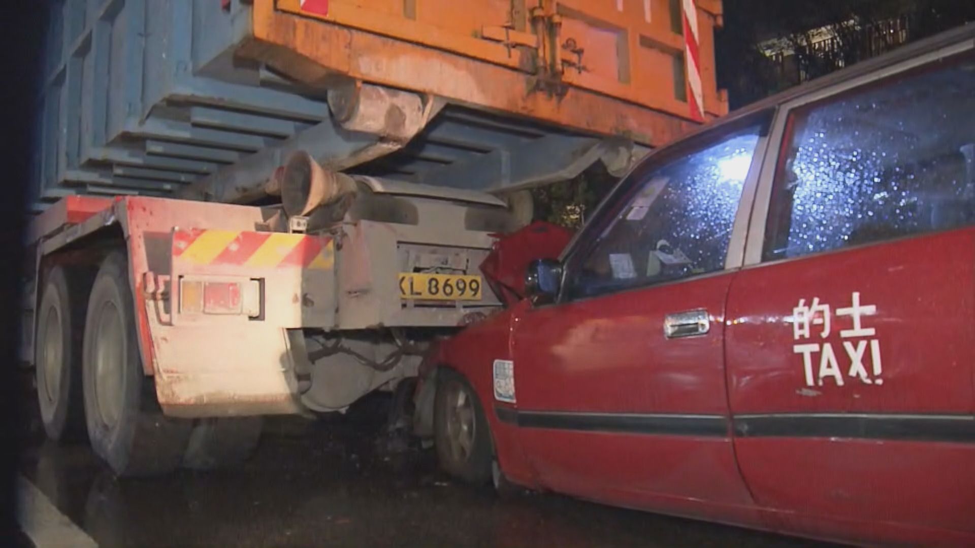 深旺道近埃華街晚上有的士撞貨車 無人傷
