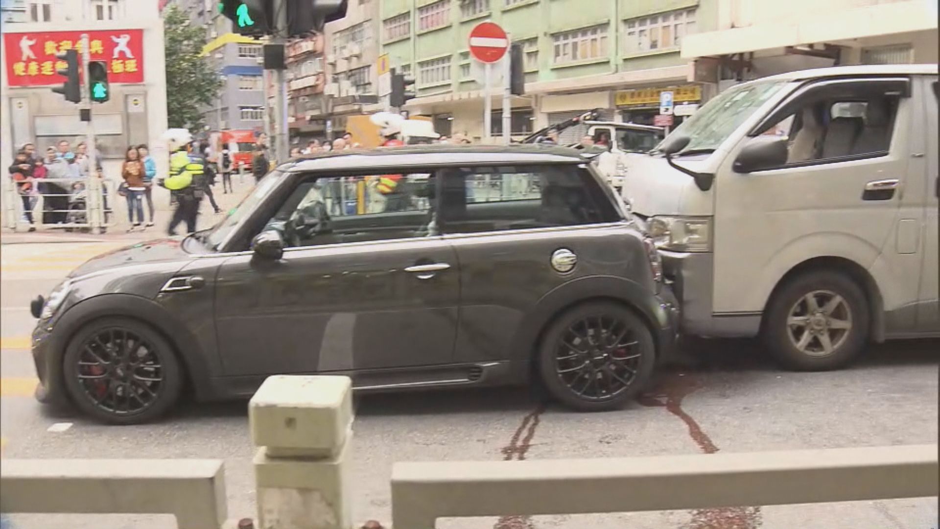 大角咀兩車相撞 客貨車司機昏迷送院