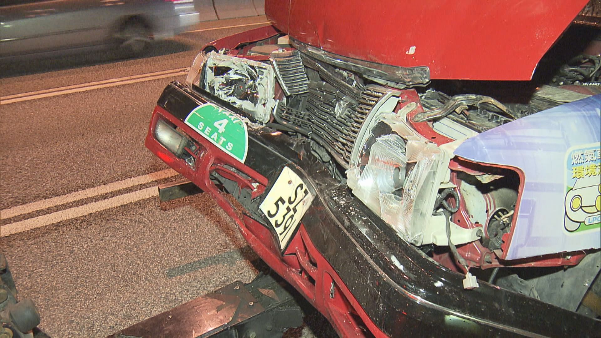 屯門公路的士失控撼欄一死兩傷