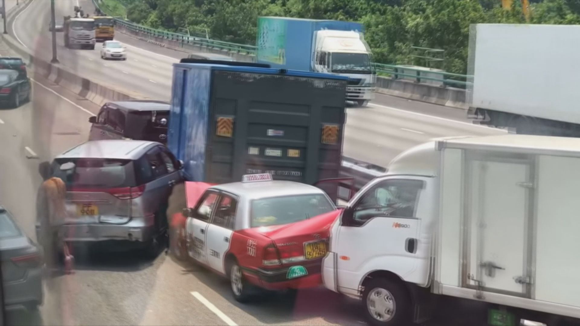 屯門公路七車相撞兩人傷