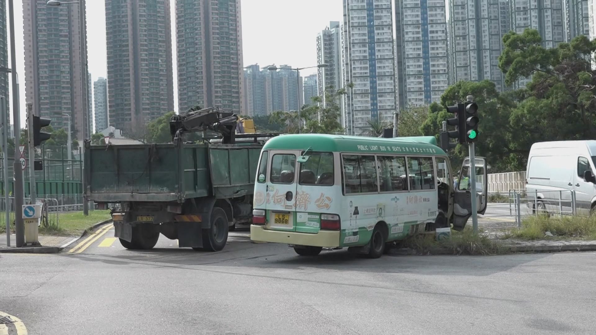 屯門貨車與小巴相撞七人傷