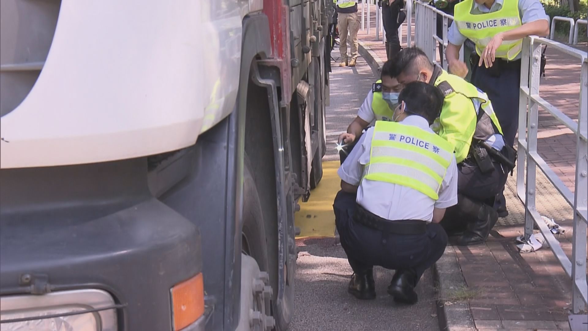 屯門女子被重型貨車撞倒後捲車底亡