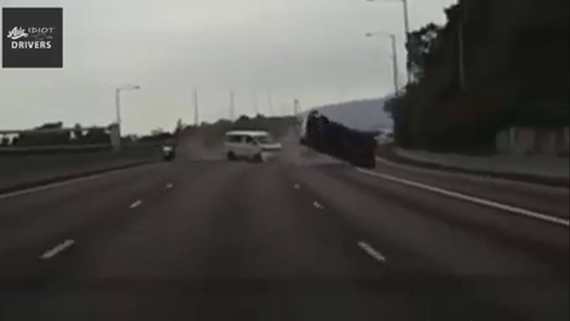 屯門公路有私家車被撞至翻滾　南亞裔司機涉危駕被捕