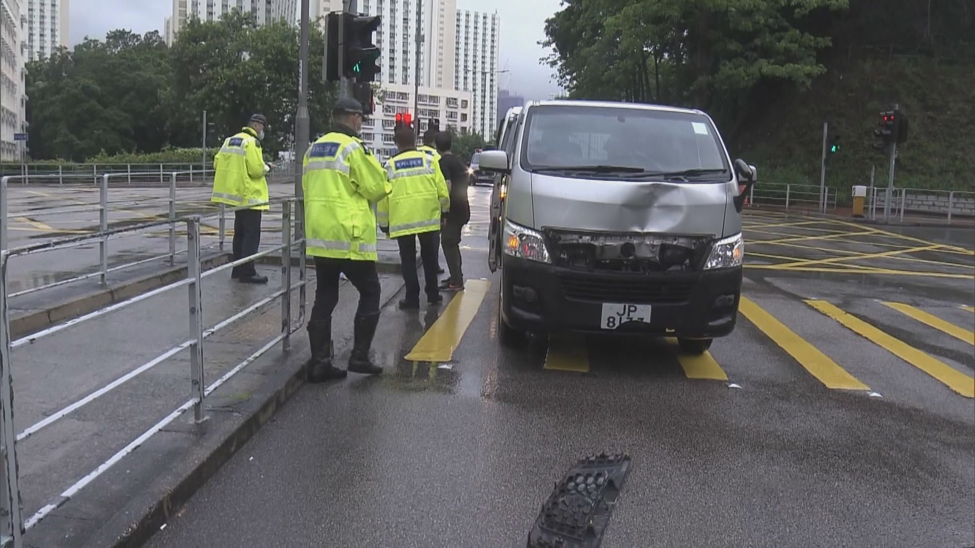 屯門男途人被客貨車撞倒昏迷送院