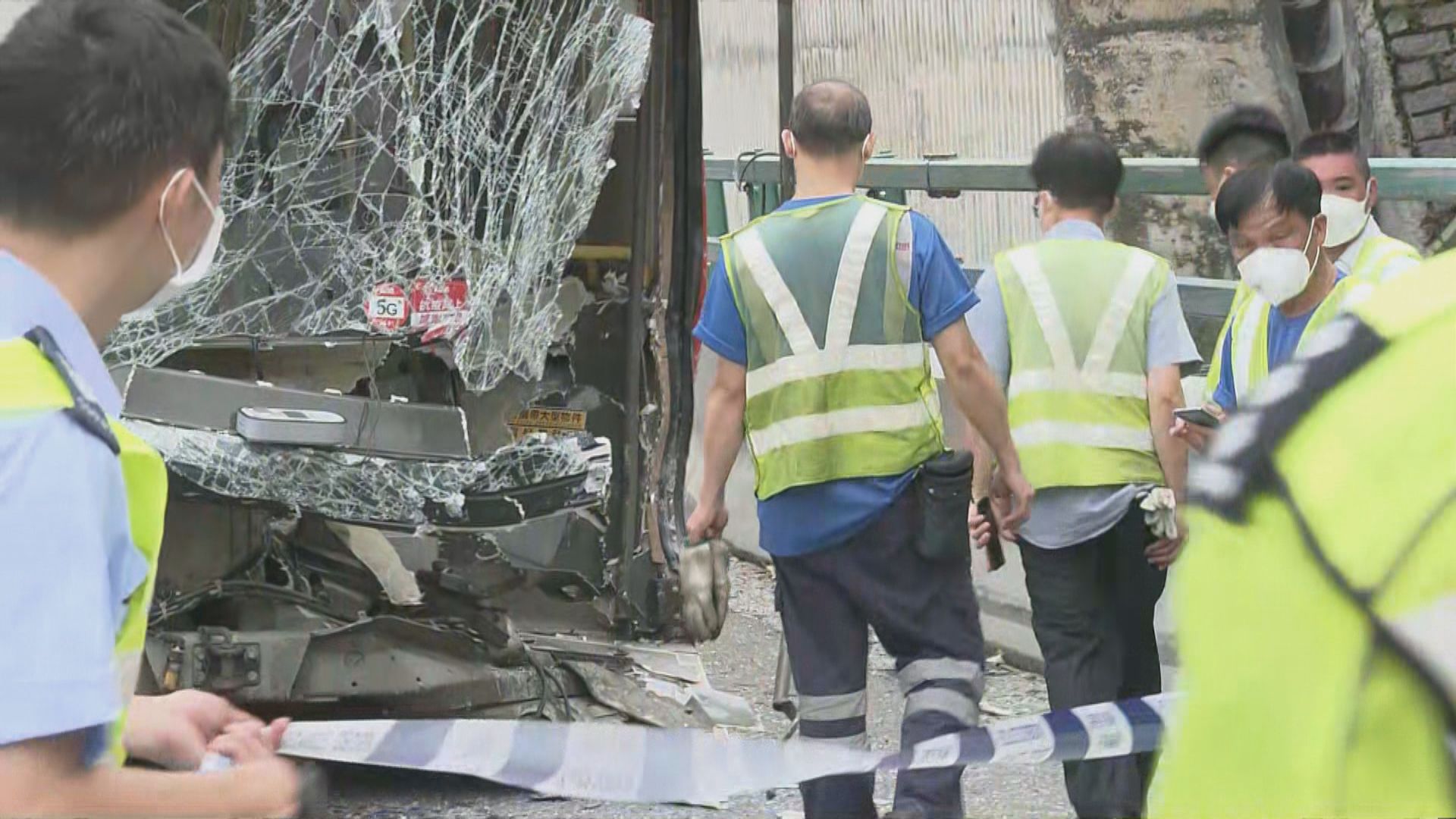 屯門公路九巴與旅巴相撞釀一死三傷