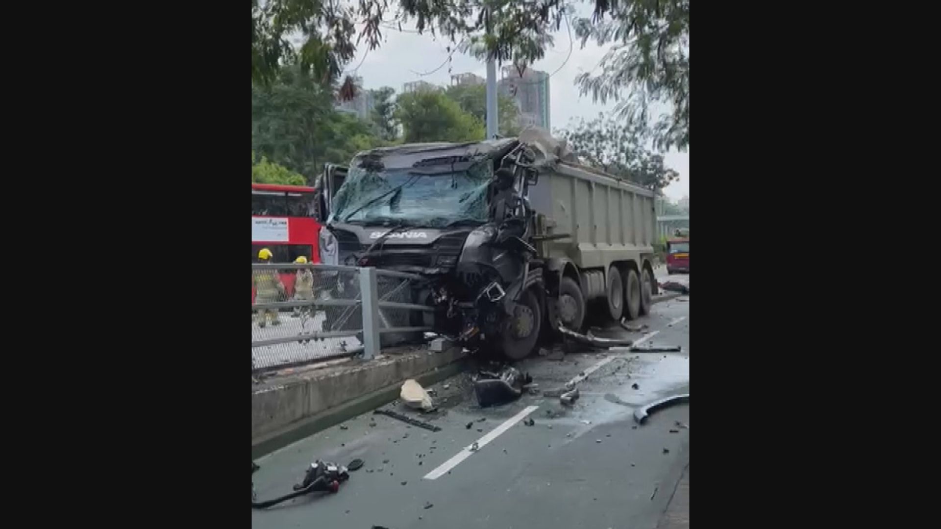屯門公路泥頭車與九巴相撞　最少九人傷