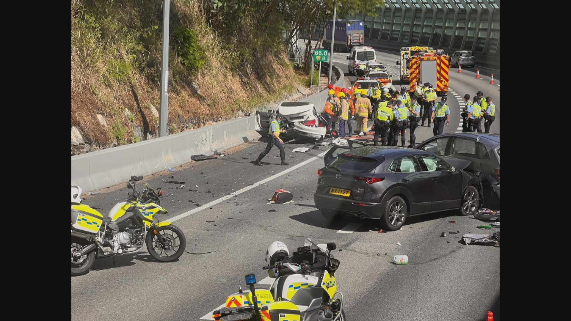 一輛私家車逃避警車追截失事三人受傷