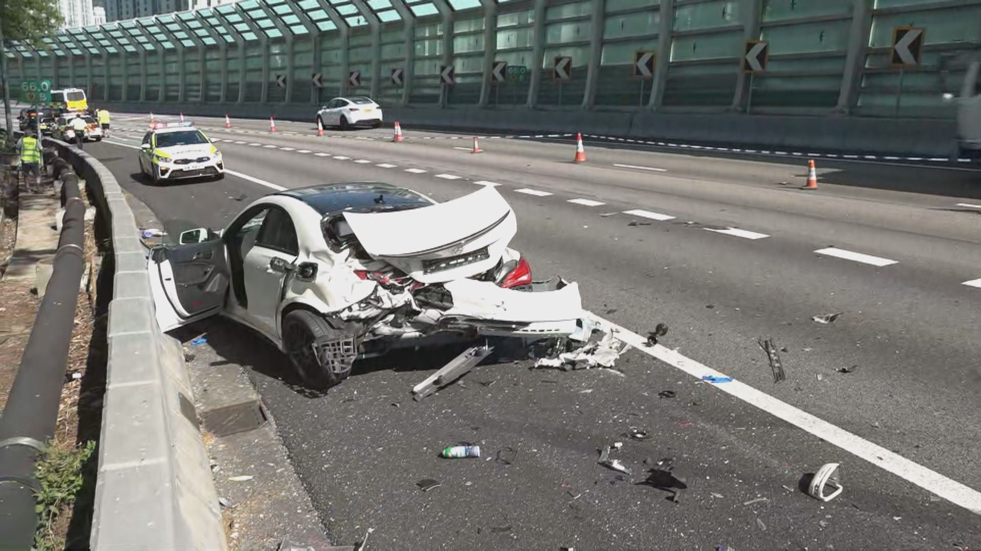 私家車逆線行使三公里致三車相撞　司機涉狂亂駕駛被捕