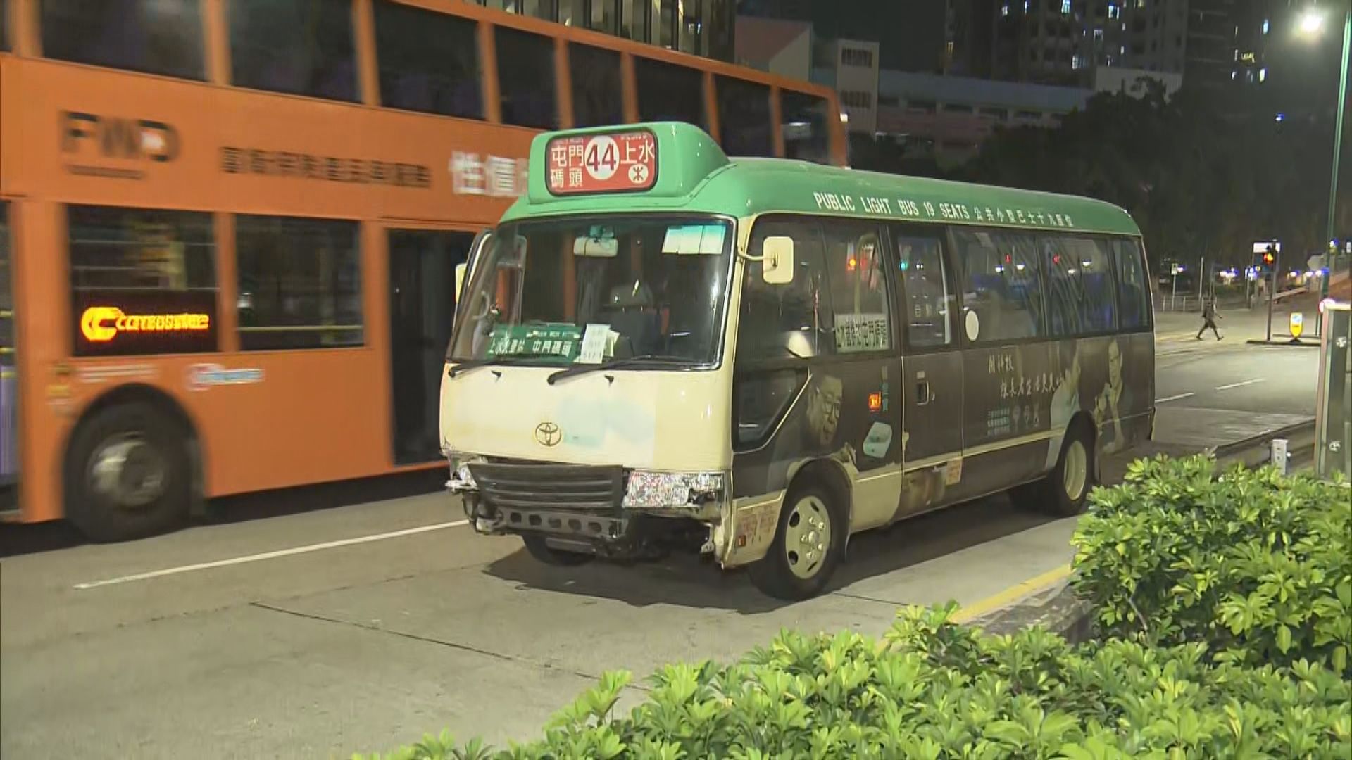 屯門小巴撞交通燈5人傷　司機涉危駕被捕