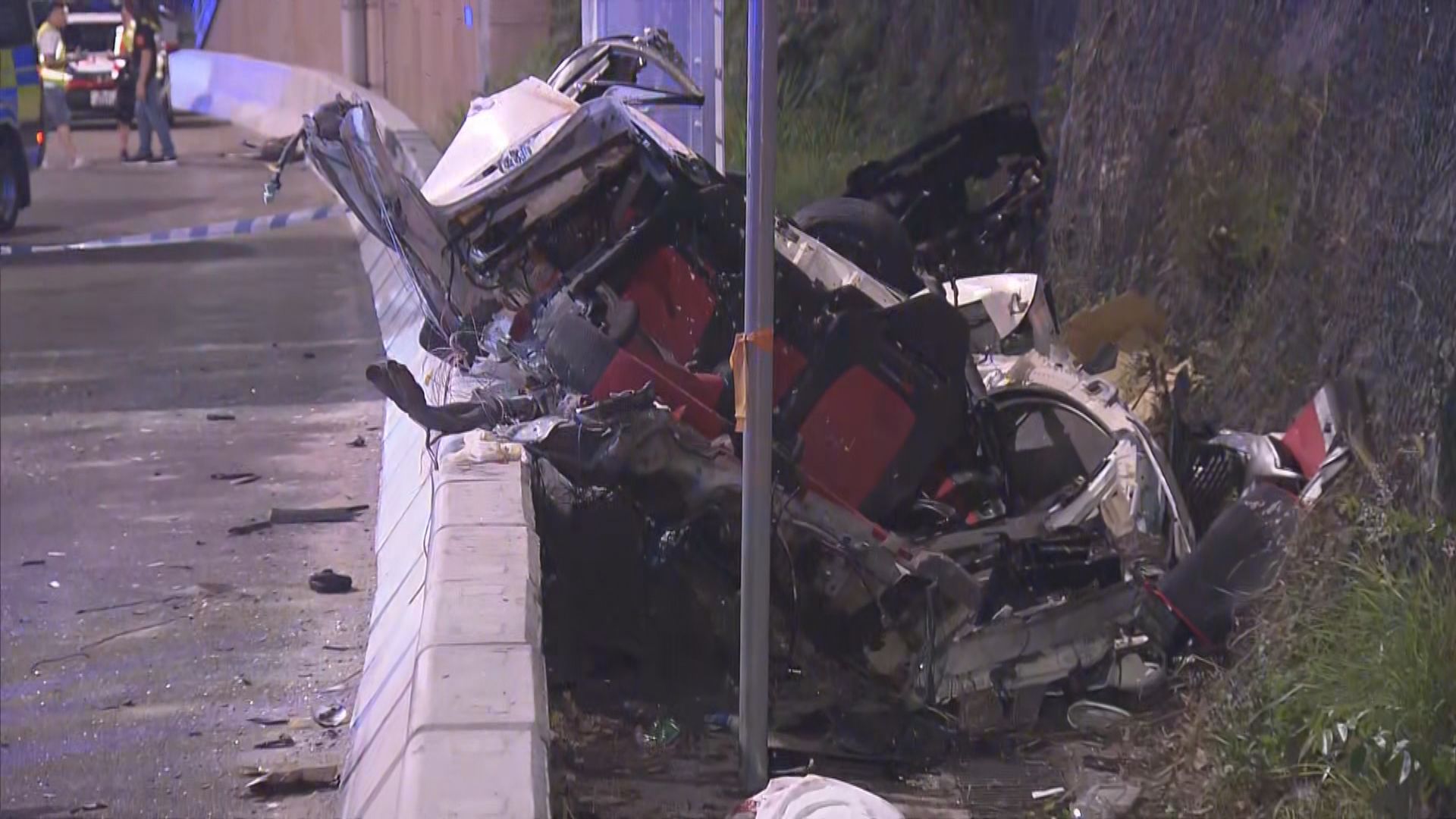 屯門公路私家車撞壆釀兩死一重傷