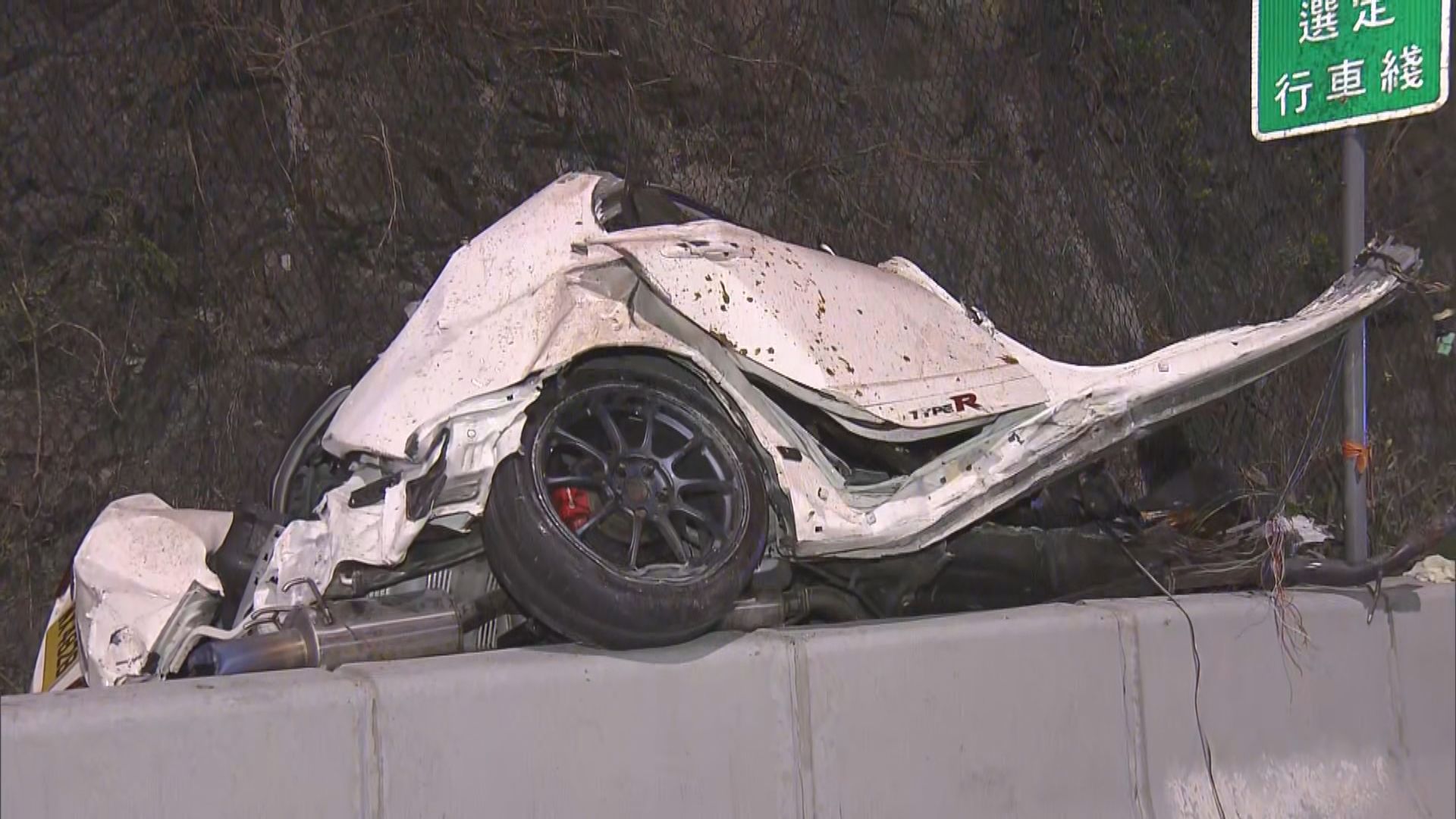 屯門公路私家車撞壆釀兩死一重傷