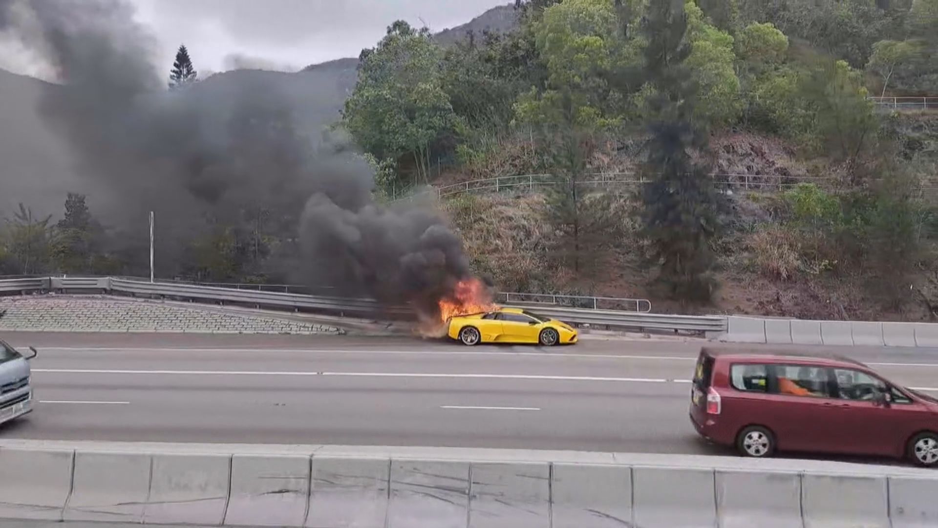 屯門公路跑車起火　濃煙升上半空