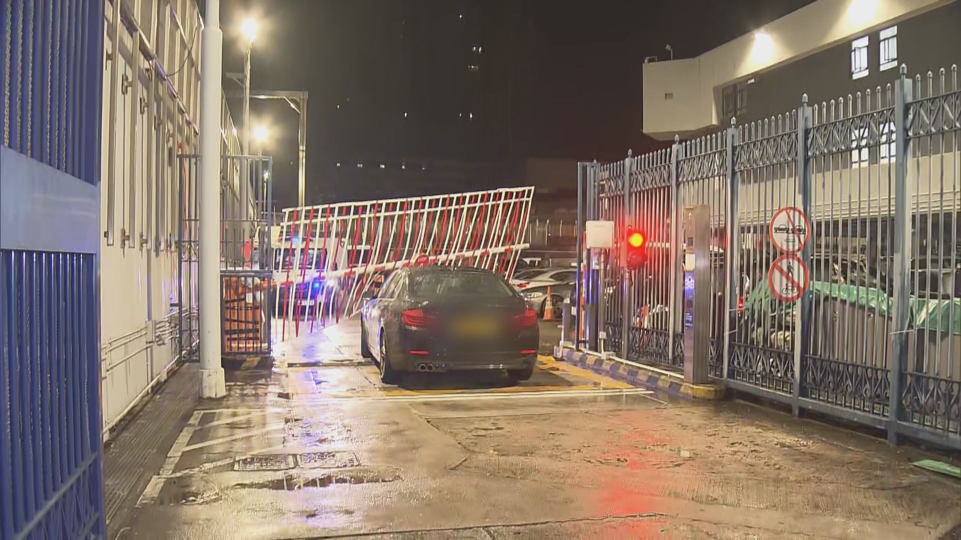 屯門警署被私家車撞閘毀壞　司機逃逸