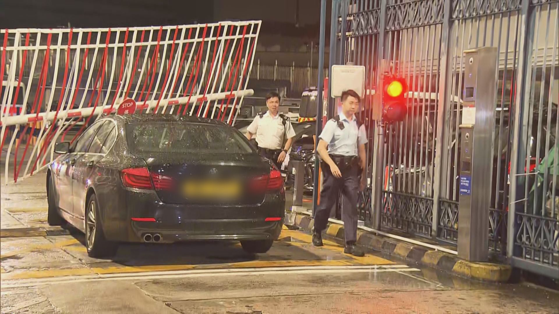 屯門警署被私家車撞閘毀壞　司機一度逃逸