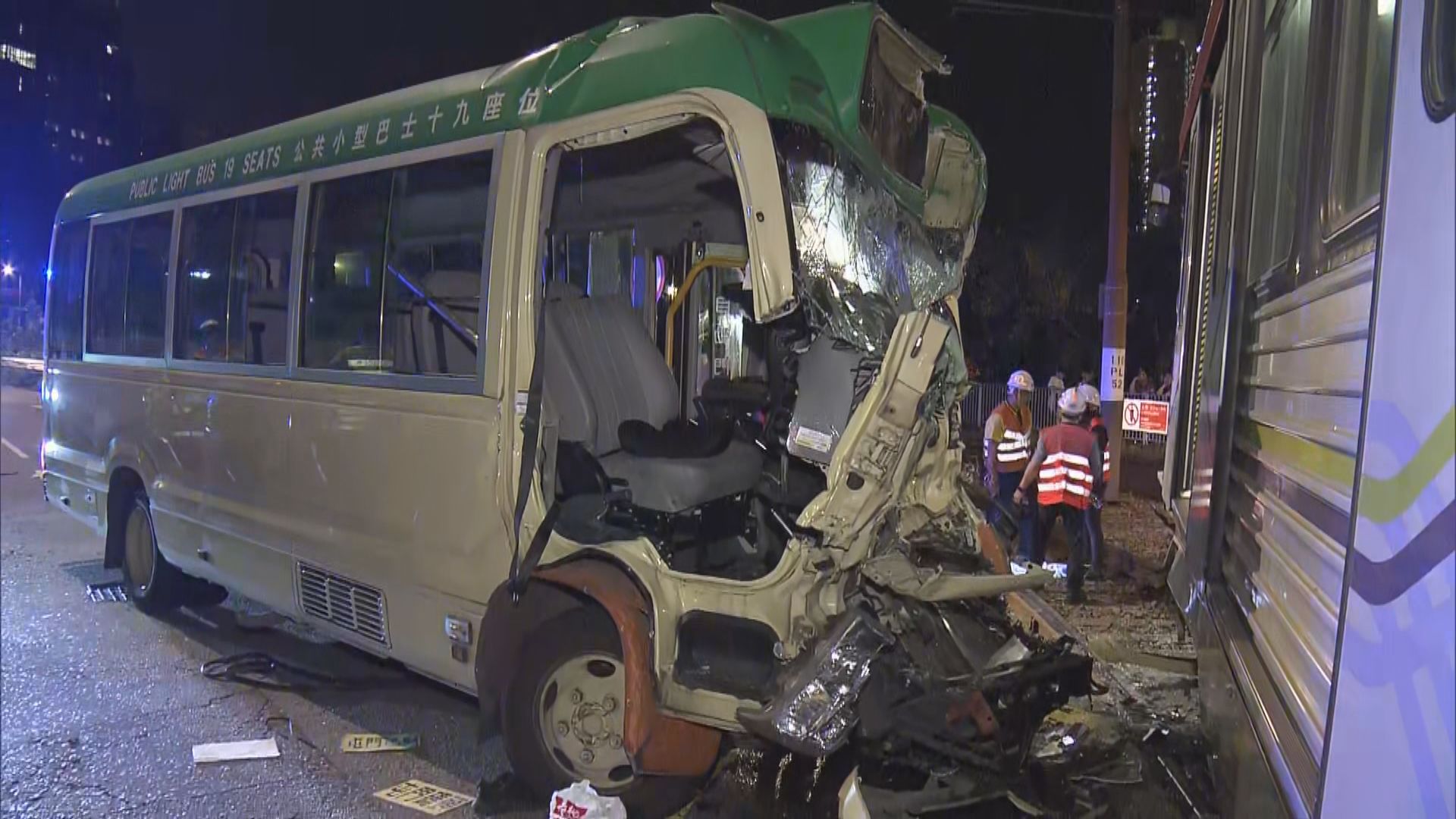 屯門小巴與輕鐵相撞釀12傷