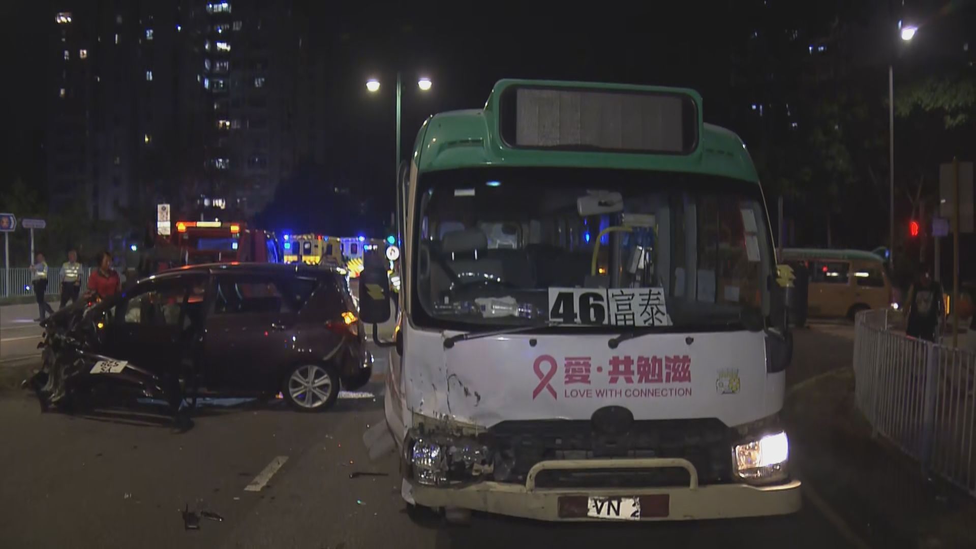 屯門小巴與私家車相撞11人傷
