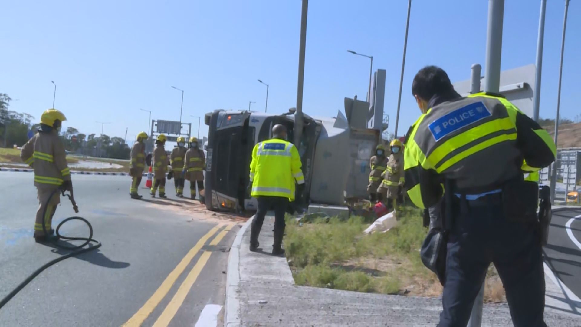 貨櫃車屯赤隧道對開迴旋處翻側司機受傷
