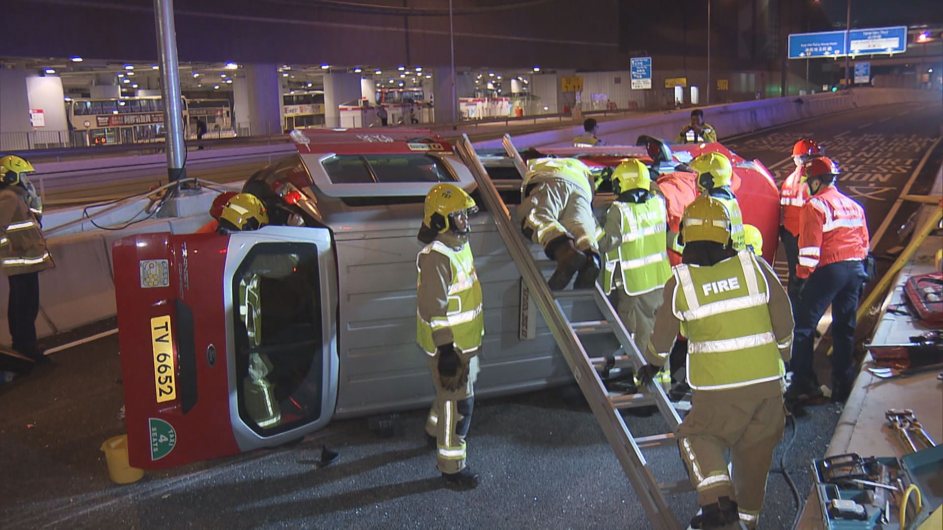 油麻地的士撞壆翻側三人傷