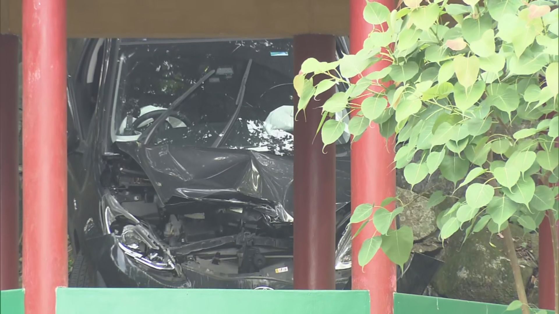 大埔私家車墮坡　2人輕傷