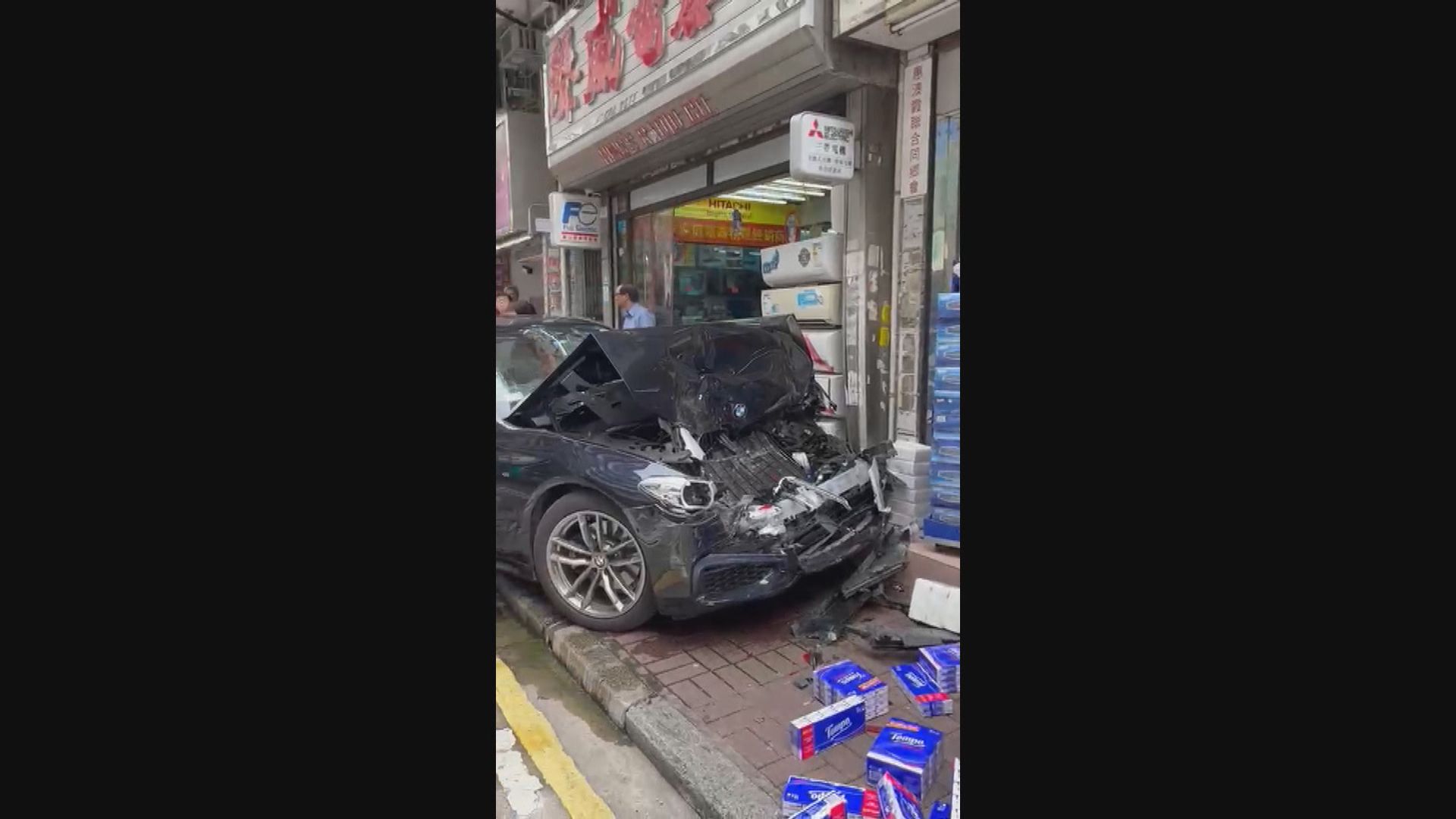 大埔私家車連撞兩車後剷行人路 4人受傷送院