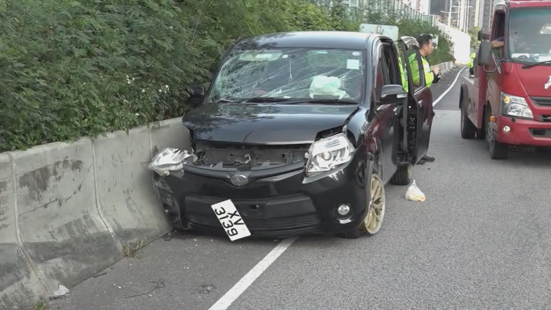 私家車吐露港公路失事 兩人疑拋出車外包括一名嬰兒