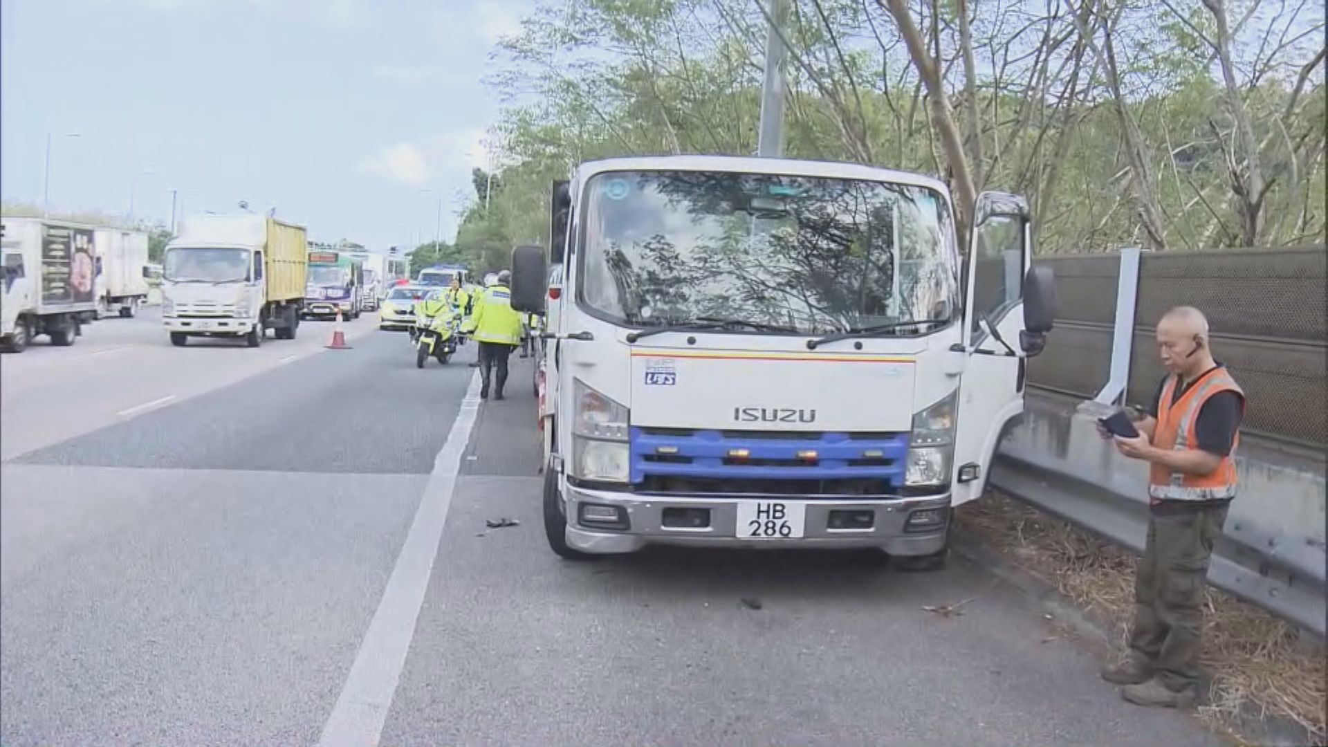 吐露港公路拖車司機遭貨車撞倒受傷
