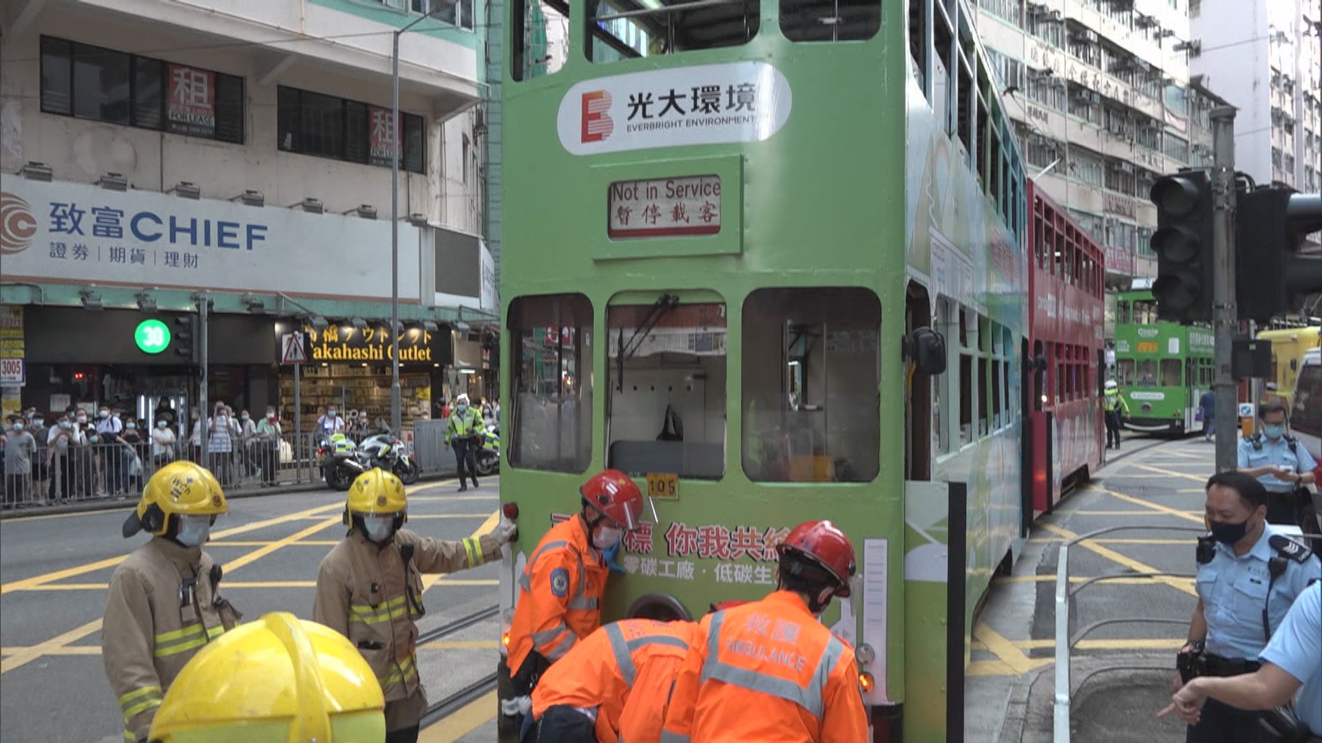 灣仔過路漢遭電車撞倒送院救治