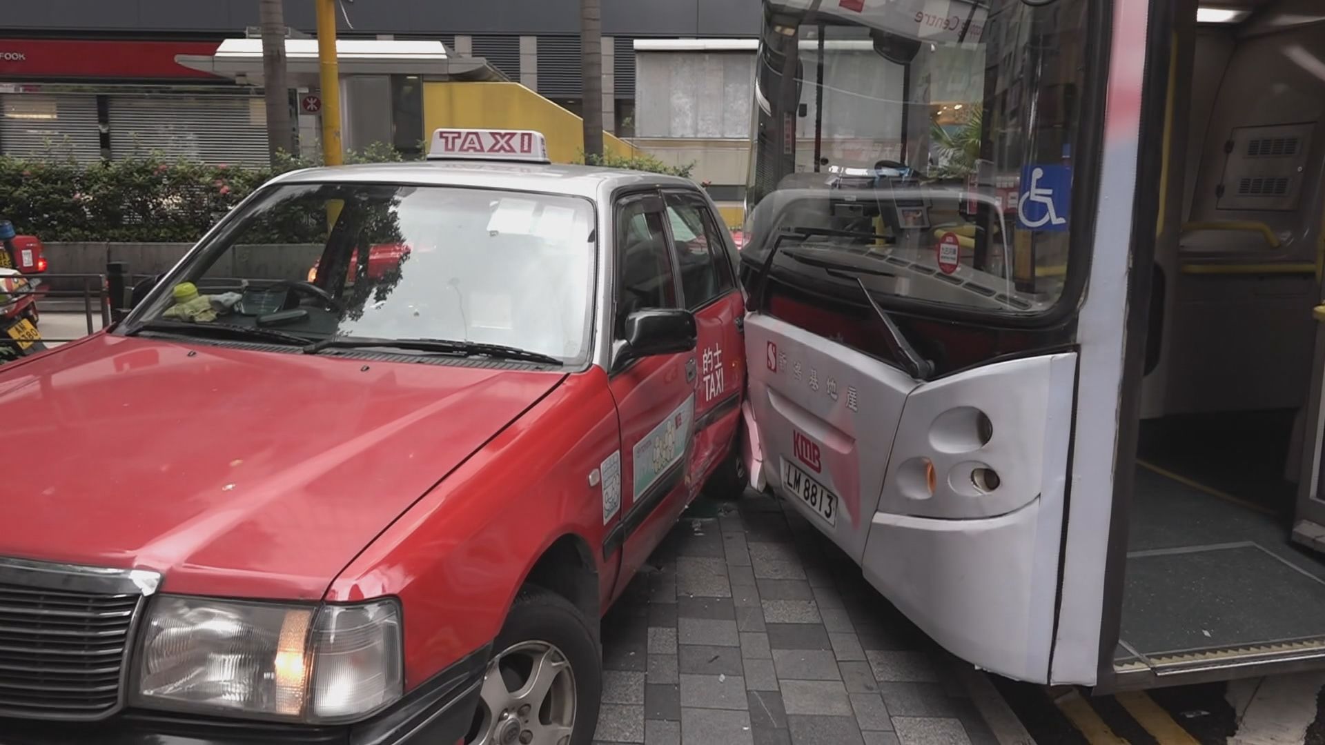 尖沙咀九巴與的士相撞釀一死 