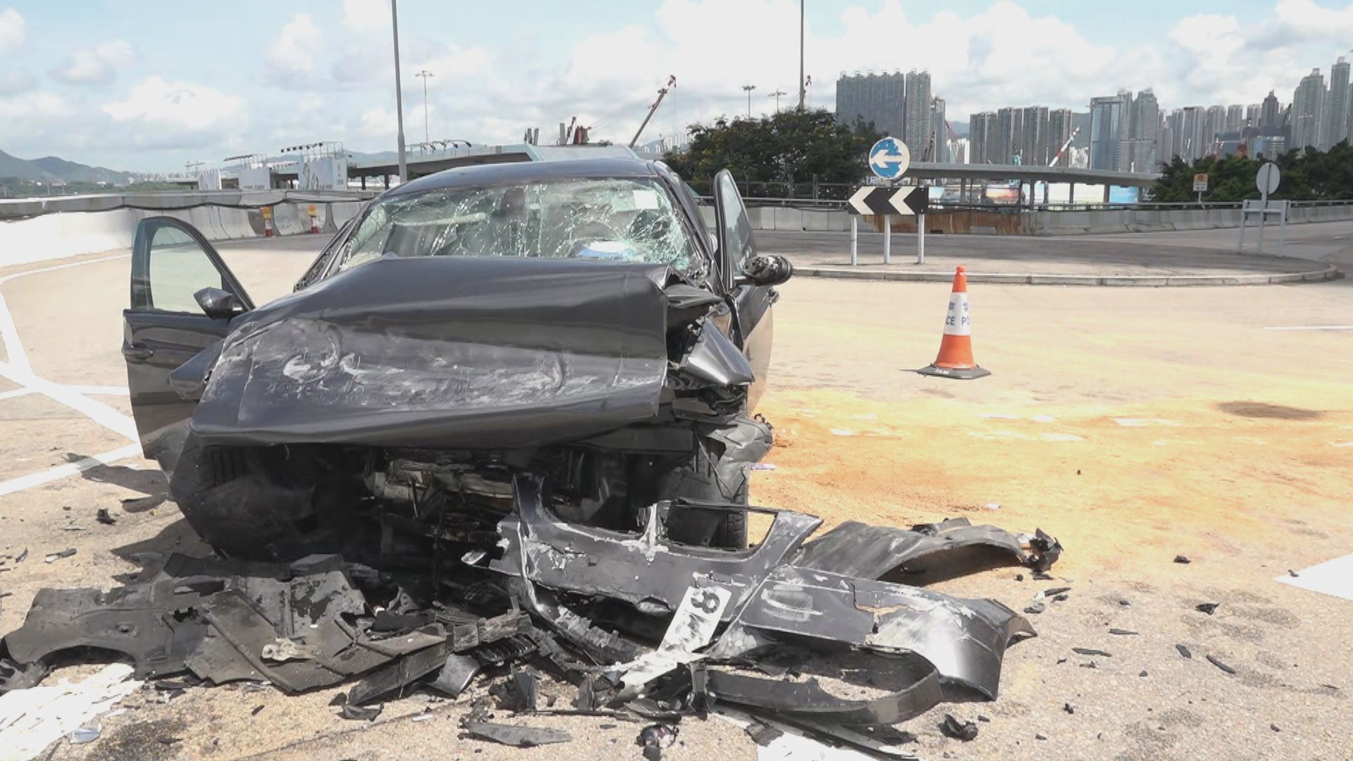 尖沙咀一輛私家車撞壆　女司機一度被困