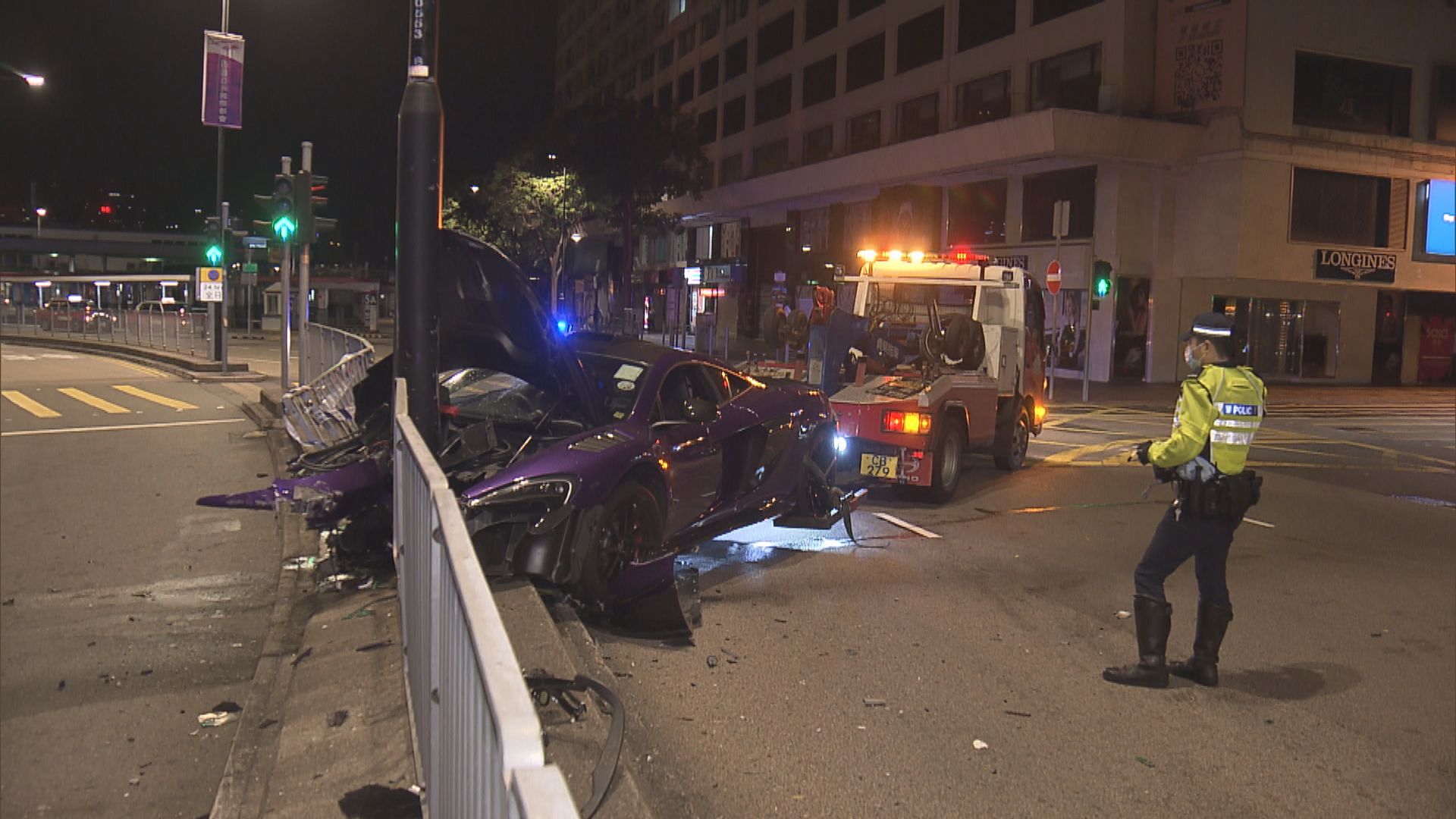 尖沙咀跑車失事撞欄司機逃逸
