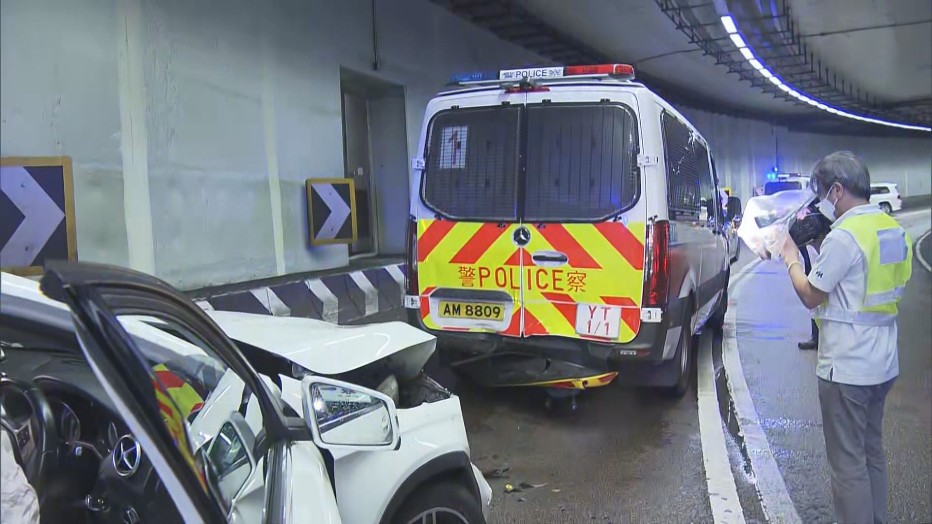 尖沙咀私家車撞警車釀兩傷