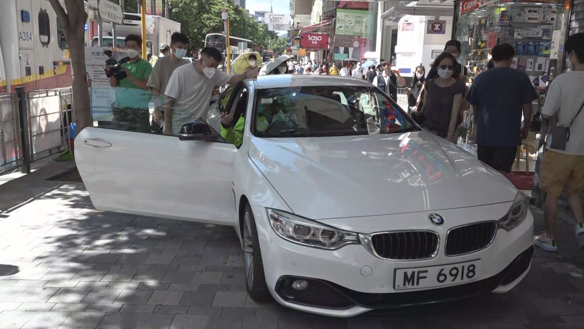 尖沙咀私家車貨車相撞一人受傷