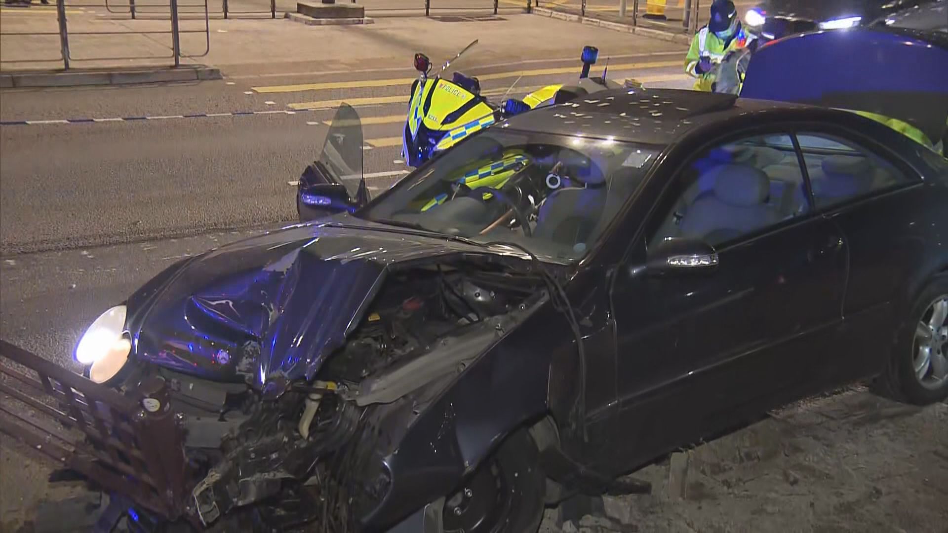 尖沙咀私家車避警追截失事   司機棄車逃逸