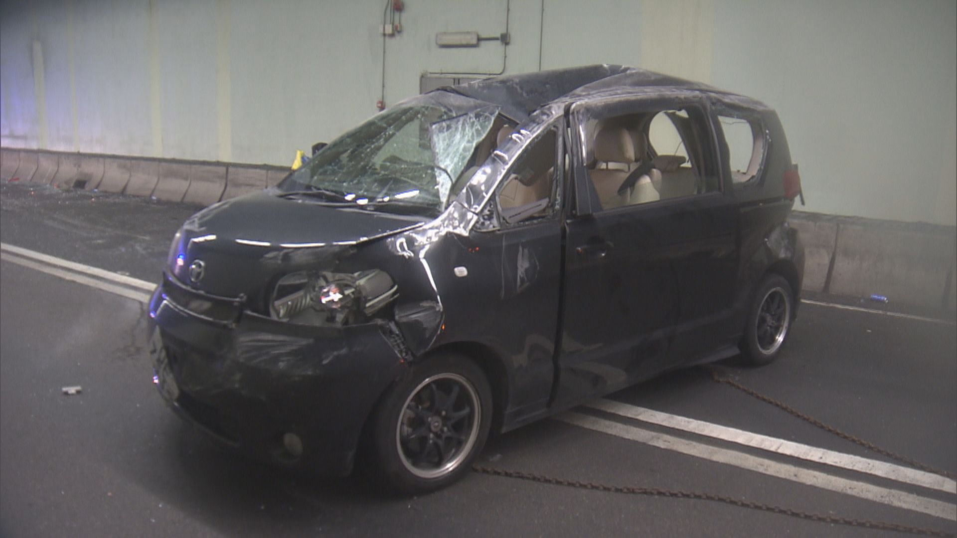 尖沙咀私家車失事翻側無人受傷