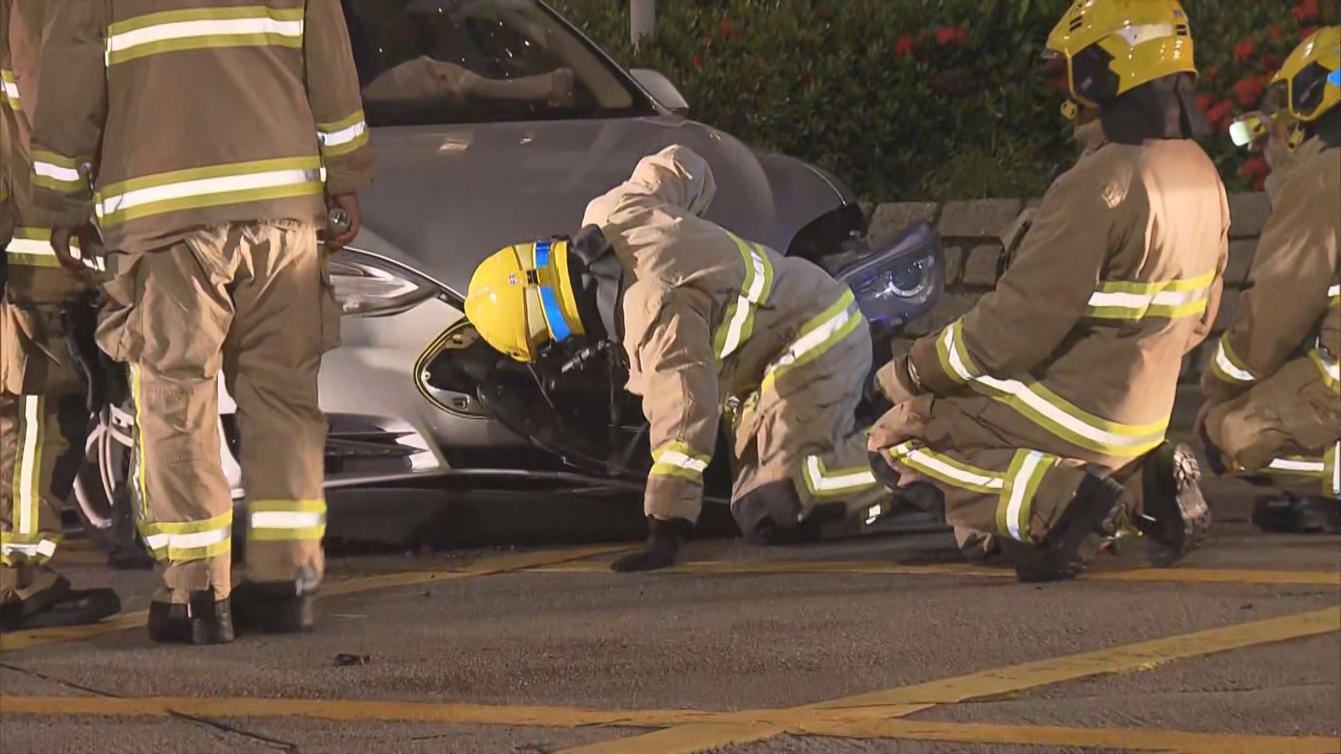 尖沙咀私家車撞兩的士 司機逃去