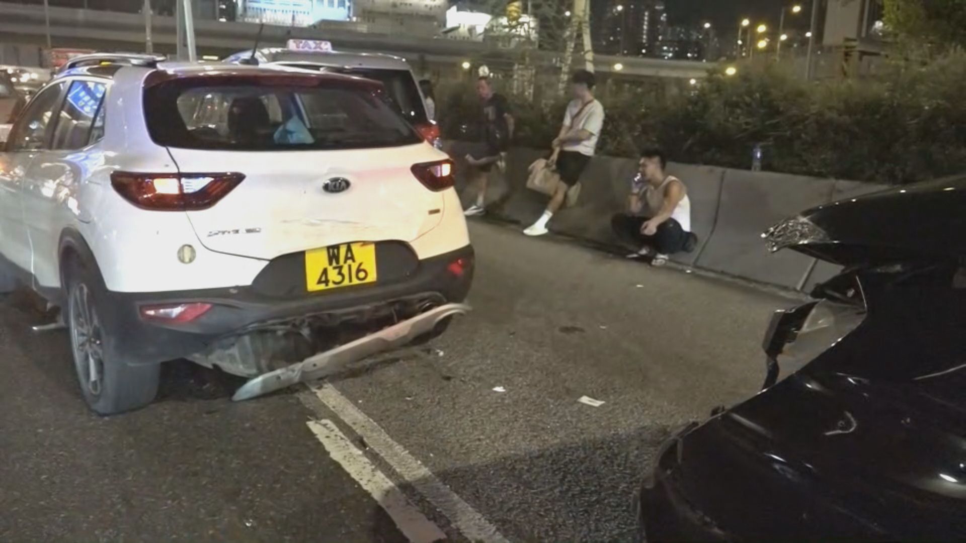 紅隧出九龍方向五車相撞 初步無人傷