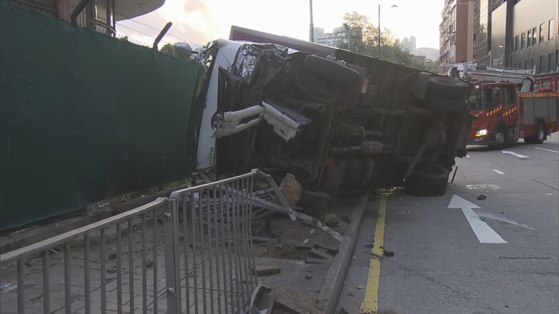 尖沙咀貨車與私家車相撞兩司機傷