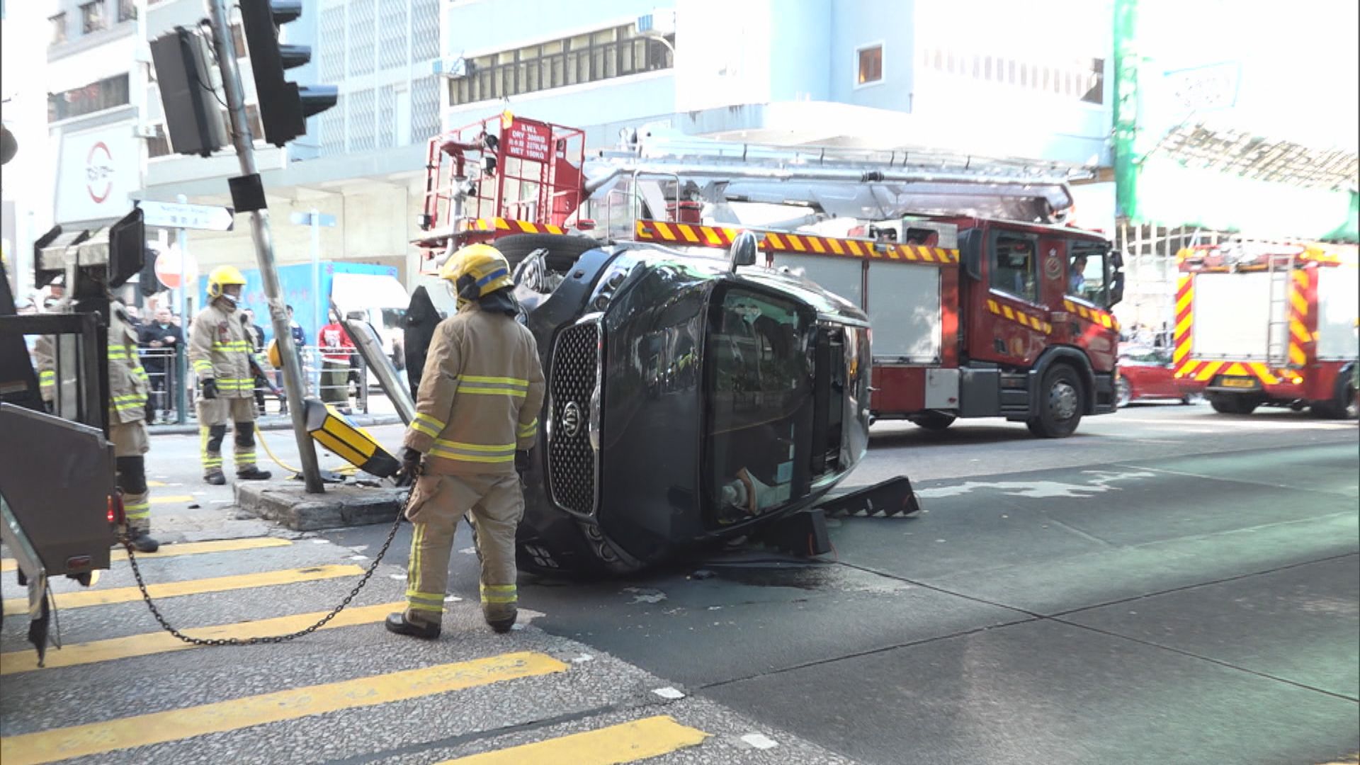 藝人江若琳駕私家車　尖沙咀失控翻側