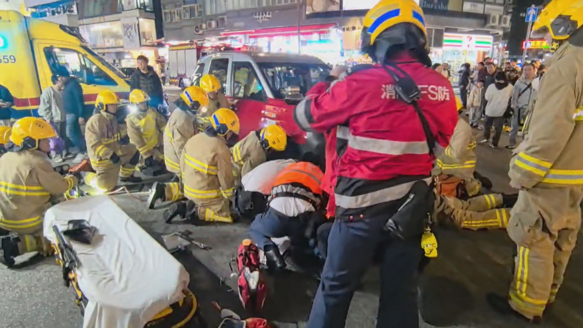 尖沙咀女子遭的士撞倒捲車底受傷