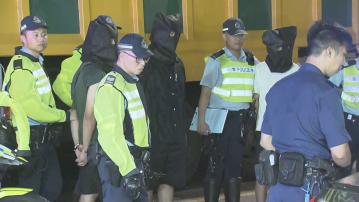 尖沙咀私家車避警追截失事　警擎槍拘三漢